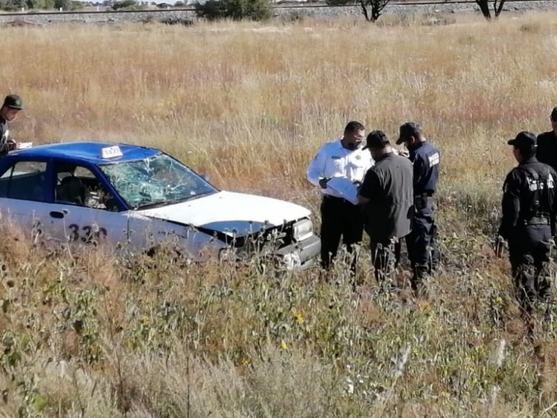 Taxista se accidenta en carretera a Genaro Codina