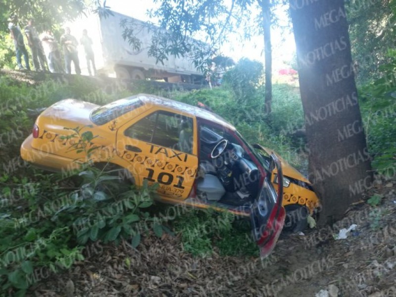 Taxista se fuga después de aparatoso accidente