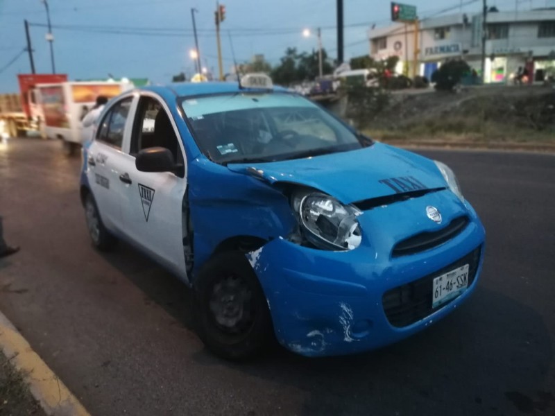 Taxista se pasa alto y choca