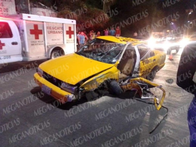 Taxista sufre aparatoso accidente en Salina Cruz