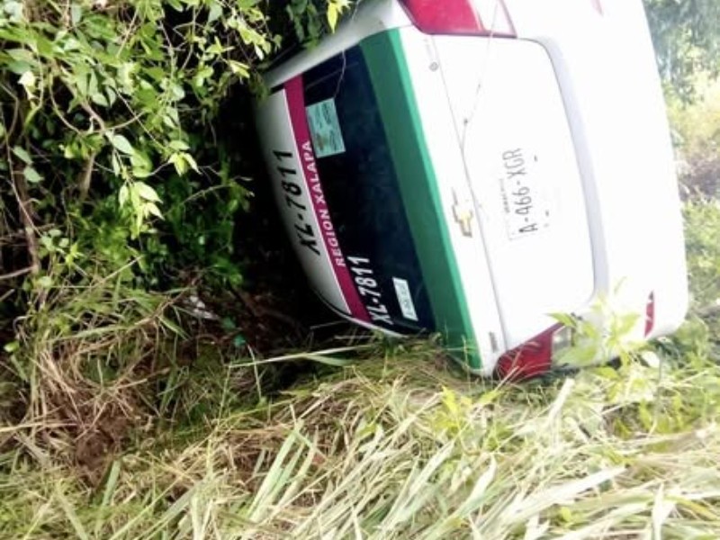 Taxista xalapeño protagonizó aparatoso accidente en Actopan