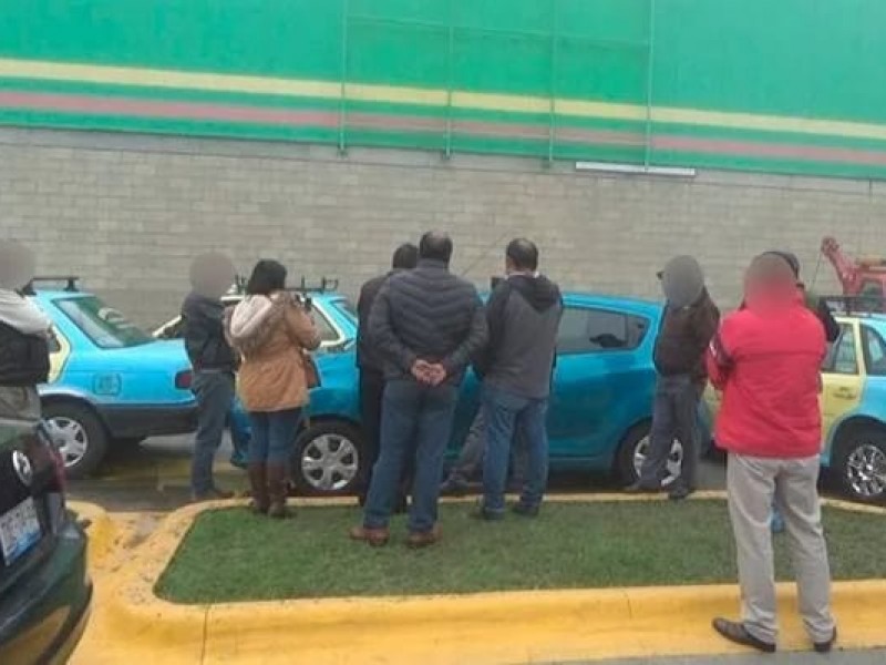 Taxistas acorralan a conductor de Pronto en Teziutlán