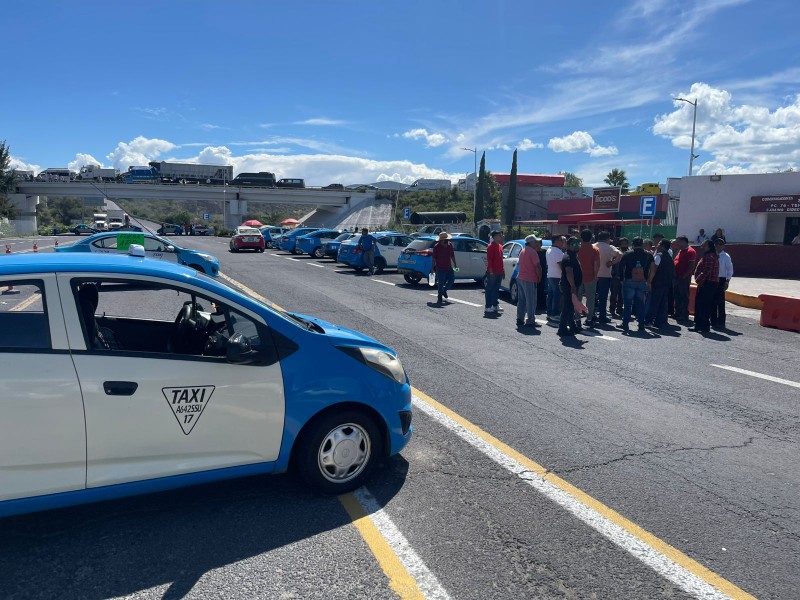 Taxistas acuerdan compromisos con Secretaria de Transporte
