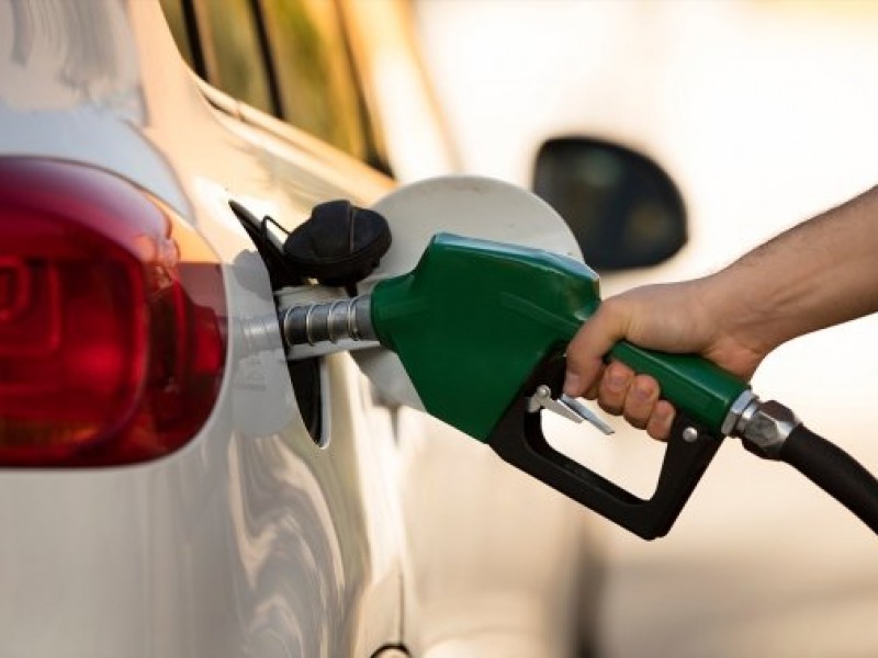 Taxistas afectados con el aumento en gasolina