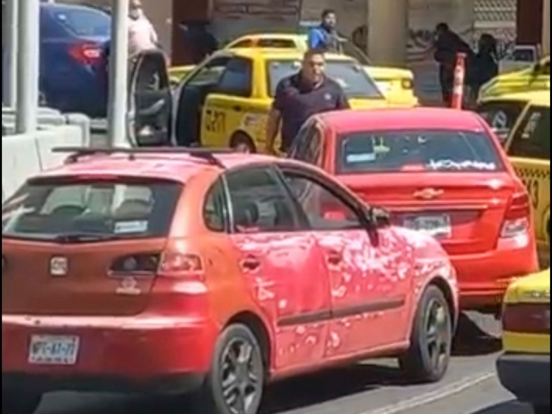 Taxistas agreden a presunto conductor de UBER; será sancionado