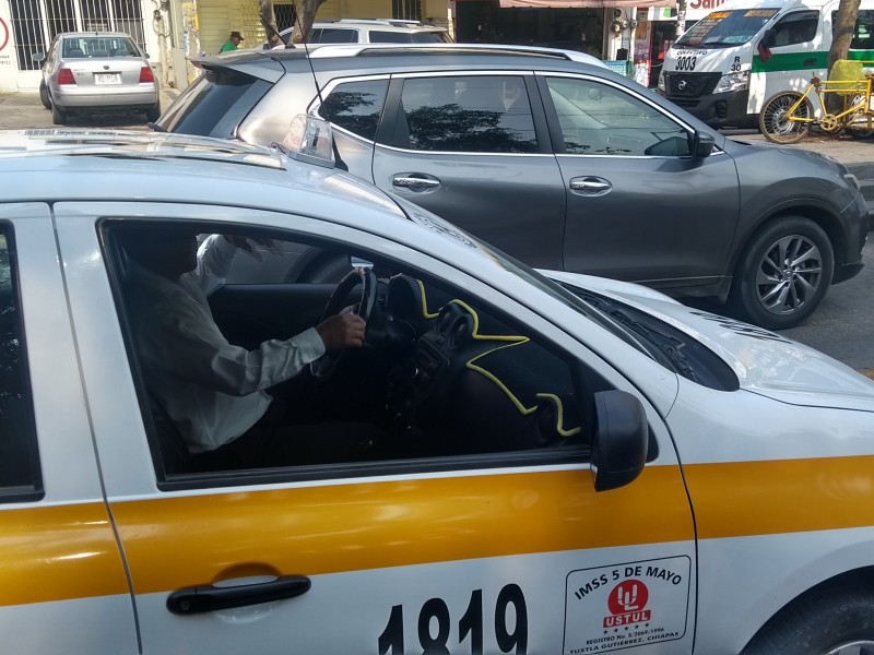 Taxistas arriesgan la vida por sacar la cuenta