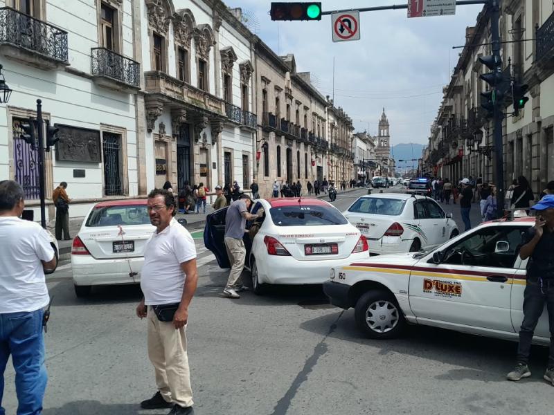 Taxistas bloquean avenida Madero de Morelia