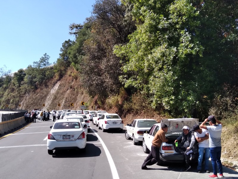 Taxistas bloquean entradas a la zona sur del Estado deMéxico