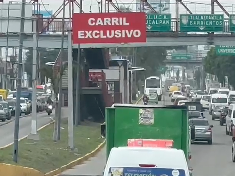 Taxistas bloquean la avenida López Portillo