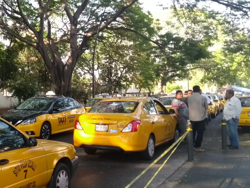 Taxistas bloquean la Calzada Galván
