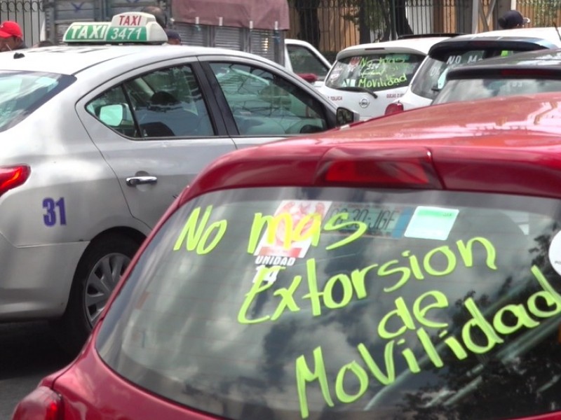 Taxistas bloquean Tollocan; exigen no más corrupción