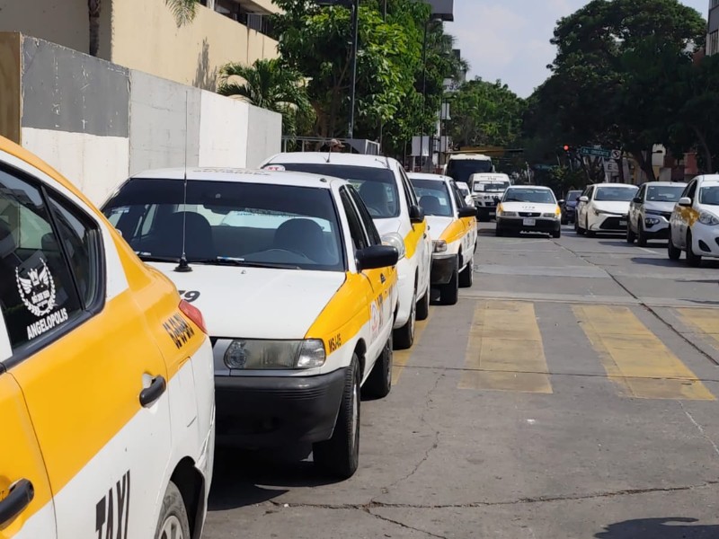 Taxistas concesionados de Tuxtla Gutiérrez exigen la salida de taxis de plataforma