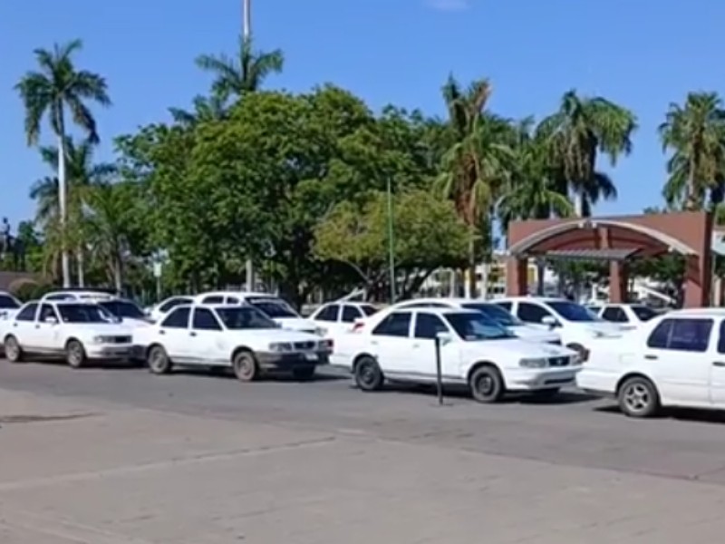 Taxistas exigen cancelar multas y seguir las mismas rutas de camiones