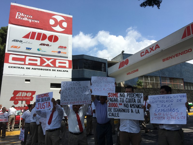 Taxistas de Caxa denuncian cobros y amenazas