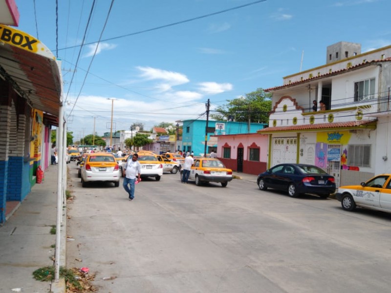 Taxistas de Ixtepec bloquean el acceso de la ciudad