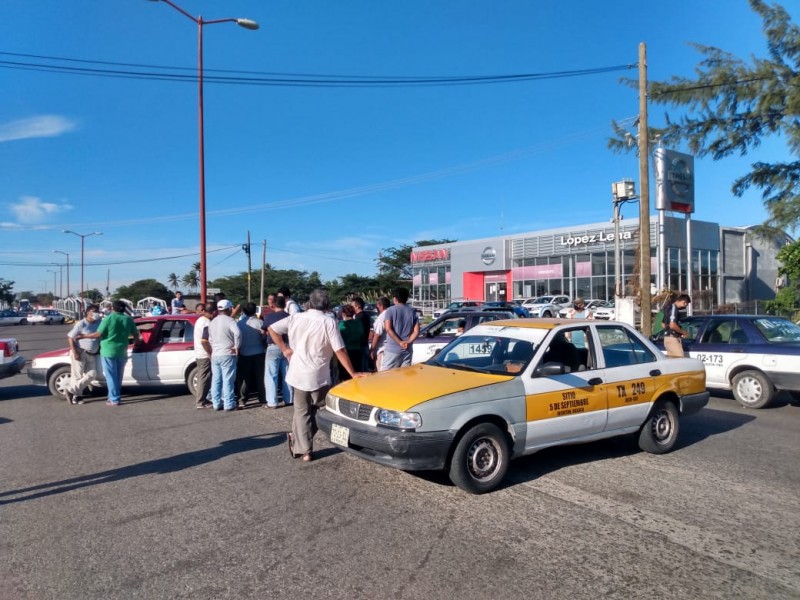 Taxistas de Juchitán exigen pago de seguro de vida