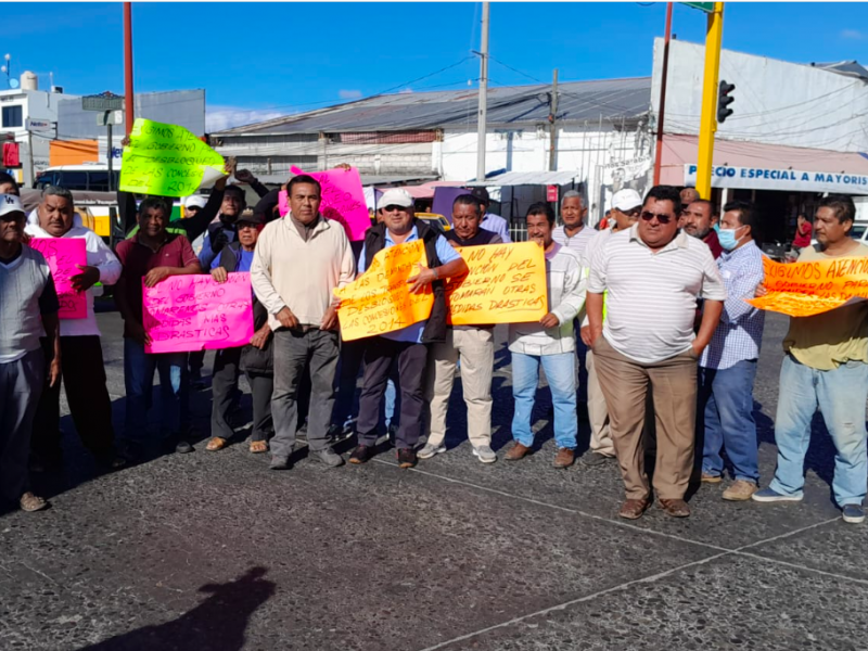 Taxistas de Juchitán realizan bloqueo carretero en Juchitán