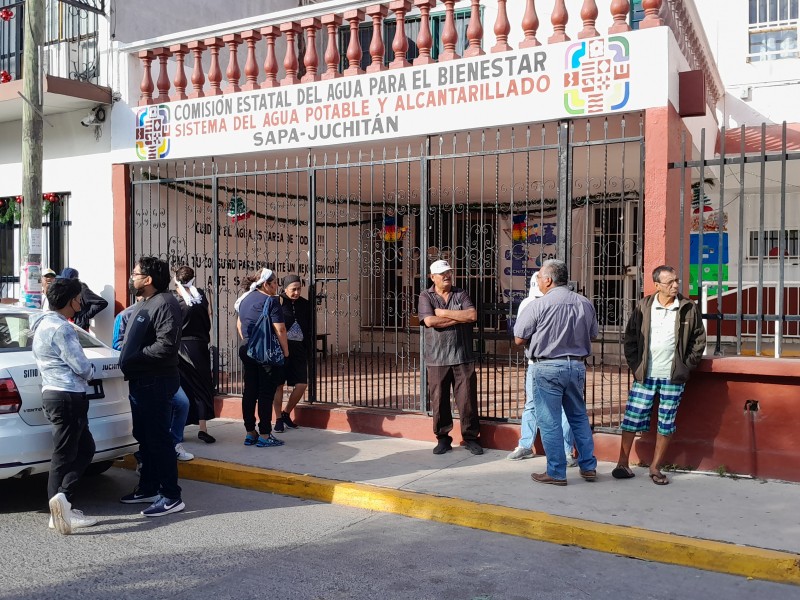Taxistas de Juchitán toman oficinas de gobierno