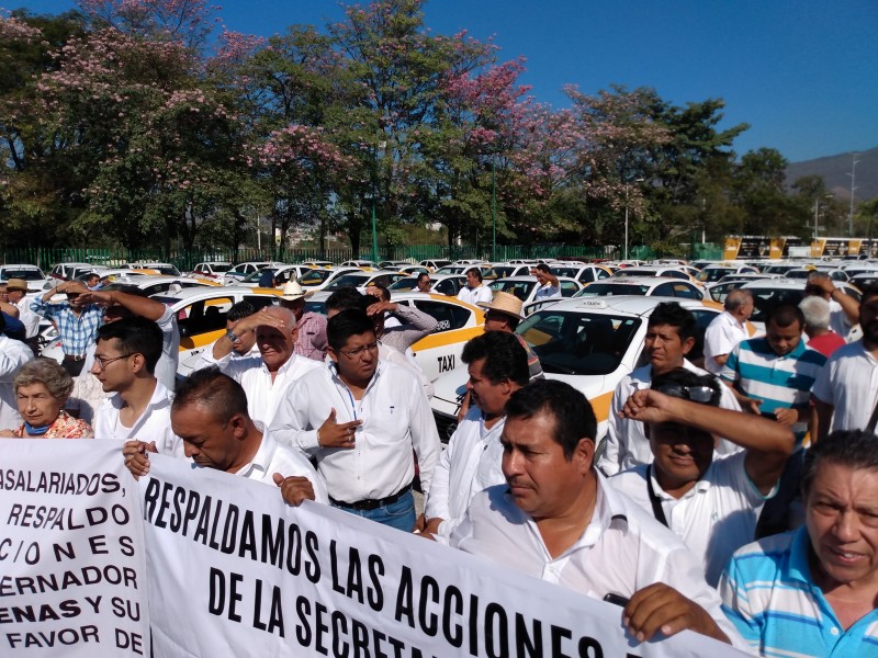 Taxistas de la capital demandan concesiones