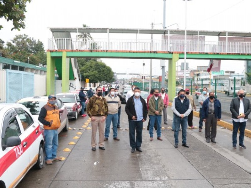 Taxistas de Poza Rica, refuerzan desinfección de unidades