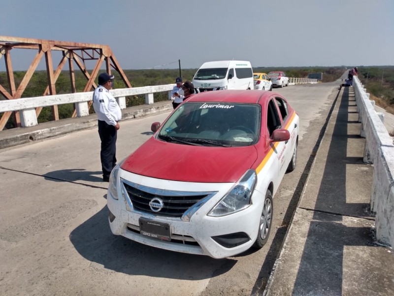 Taxistas de Unión Hidalgo realizan bloqueo carretero