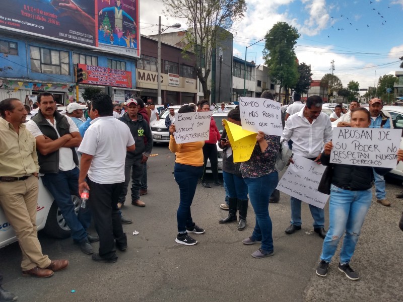 Taxistas del sur del estado bloquean avenida Morelos