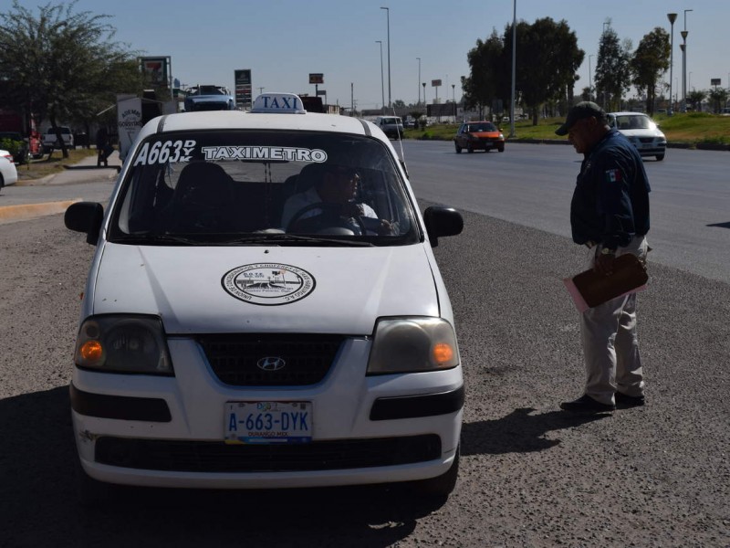 Taxistas denuncian ser “humillados y matados de hambre