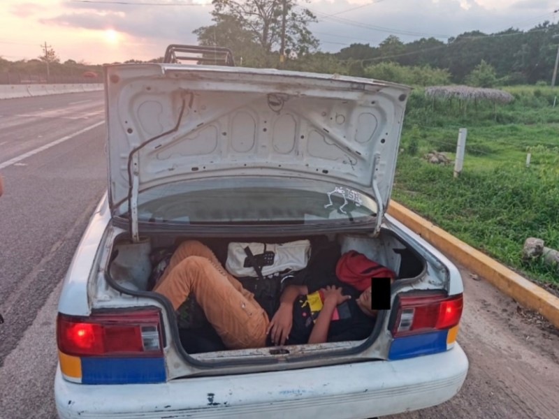 Taxistas detenidos por transportar migrante en cajuela