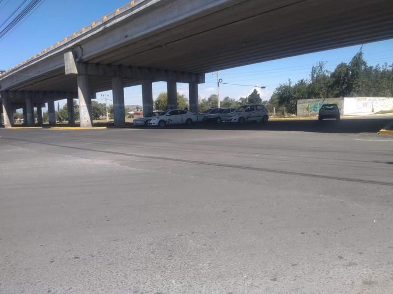 Taxistas establecen su base en bajo puente