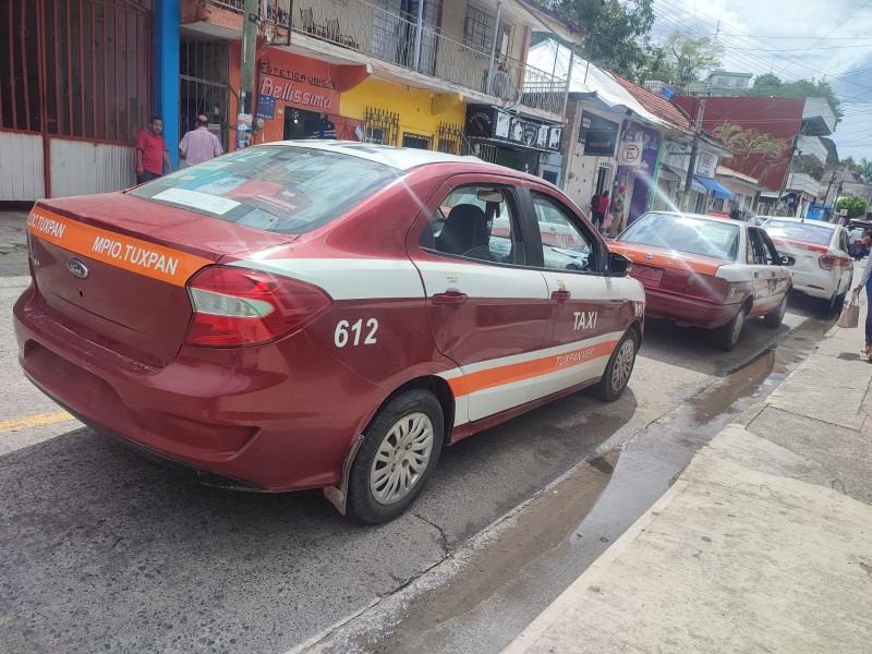 Taxistas evitan transitar por calles en mal estado