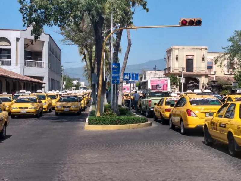 Taxistas exigen cancelar permiso de operación de mototaxis