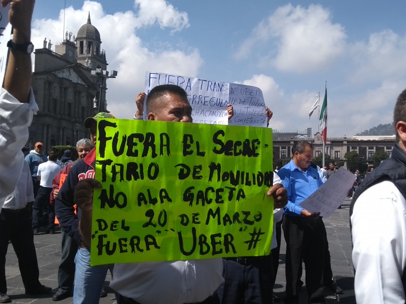 Taxistas exigen renuncia de secretario de Movilidad