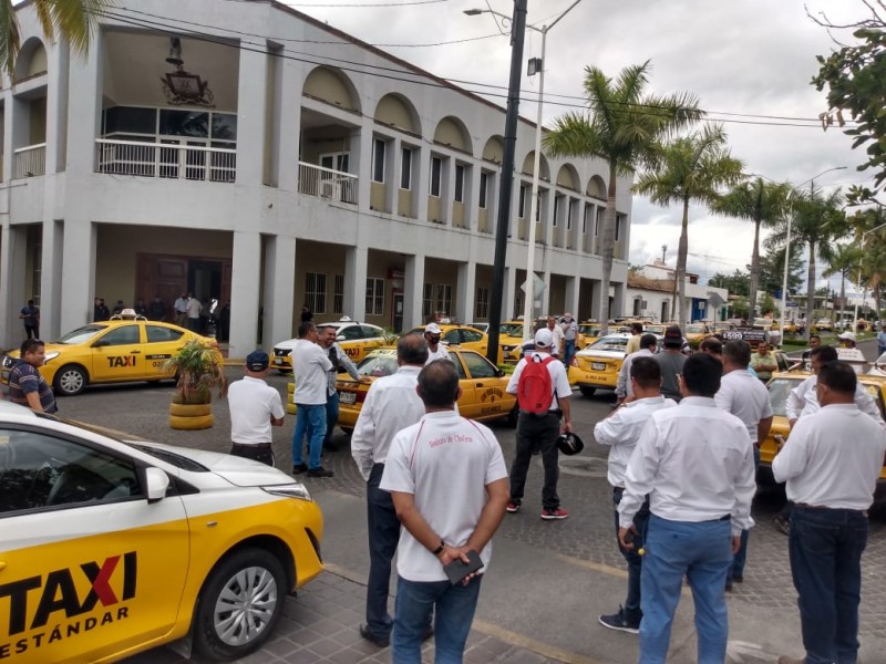 Taxistas exigen retiro de mototaxis en Villa de Álvarez