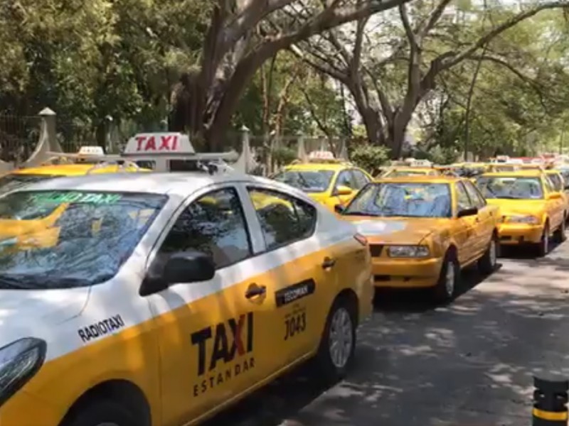 Taxistas exigen retiro de mototaxis; protestan frente al Congreso