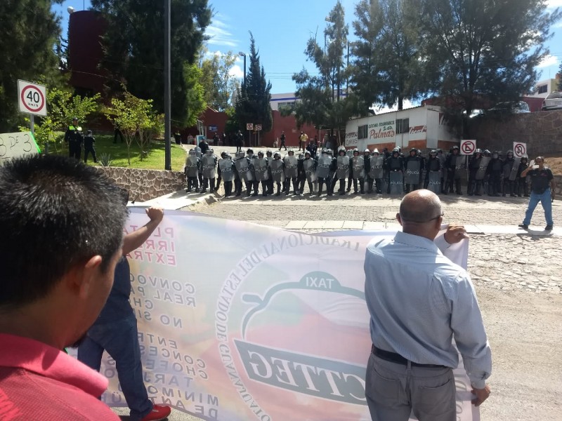 Taxistas exigen salida de plataformas