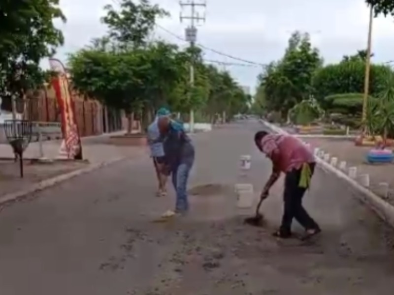 Taxistas hartos de baches deciden arreglar calles solos