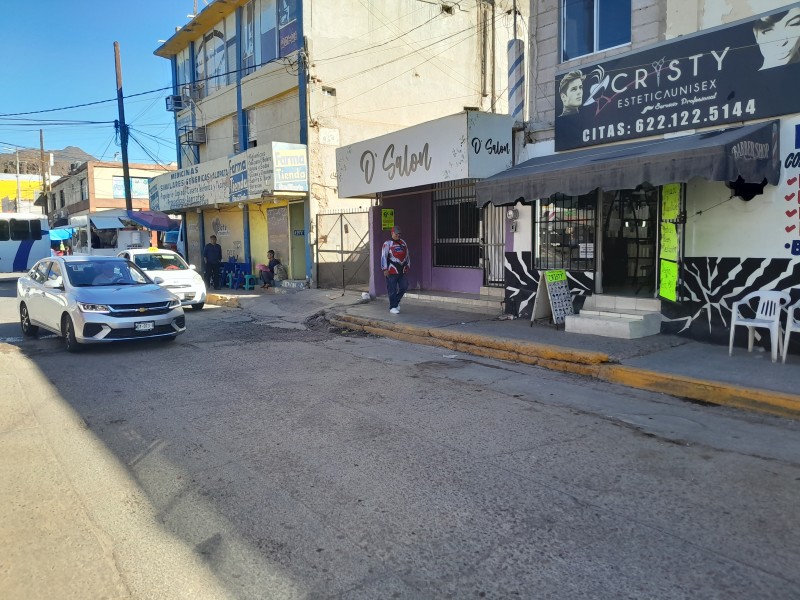 Taxistas inconformes tras reubicar a comerciantes ambulantes a su sitio