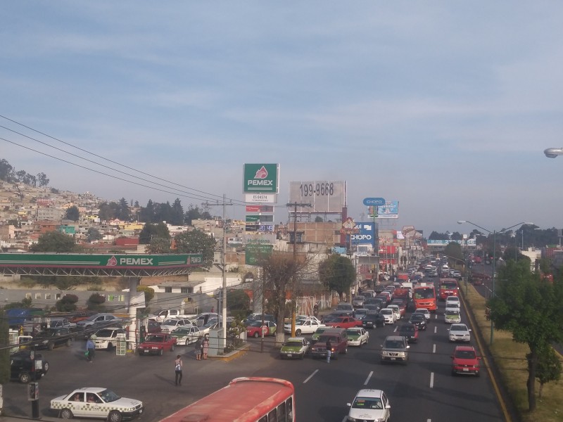 Taxistas incrementan pasaje por desabasto de gasolina