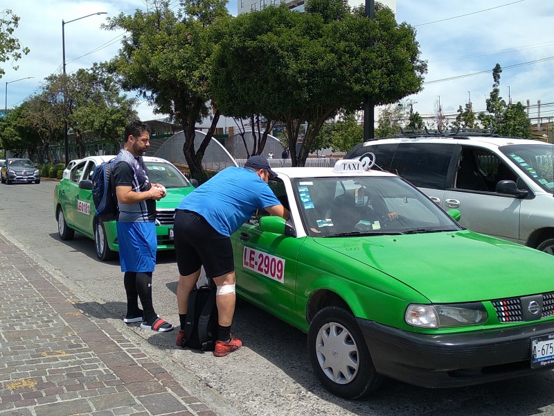 Taxistas incrementan sus servicios entre un 60 y 70%.