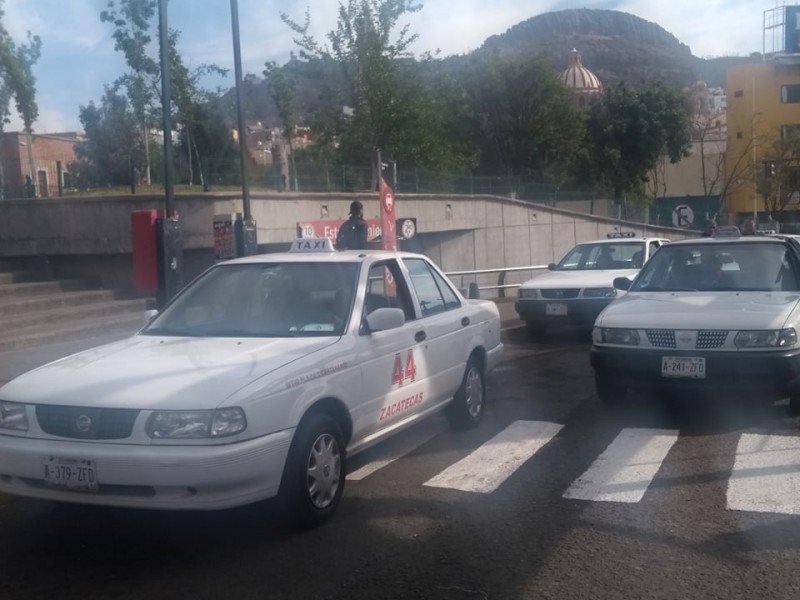 Taxistas lanzarán aplicación para competir con Uber