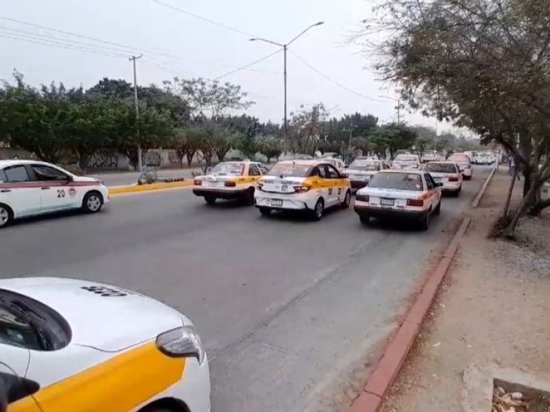 Taxistas marchan en caravana, exigen salida de Uber y Didi