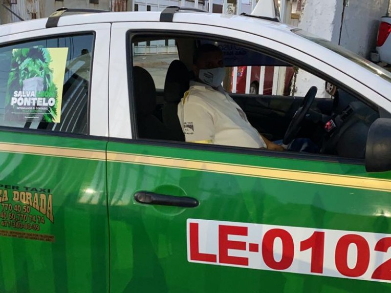 Taxistas negaran servicio a usuarios sin cubrebocas en León