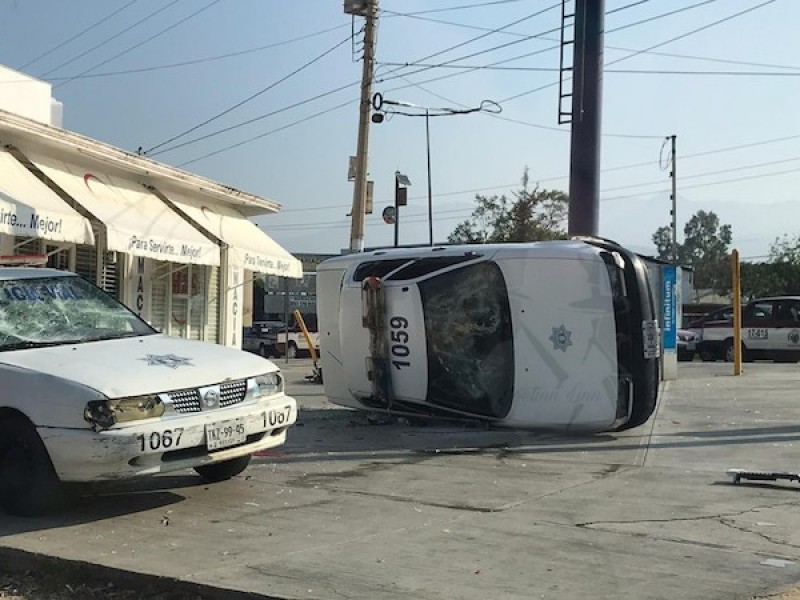 Taxistas originan daños a dos patrullas en Oaxaca