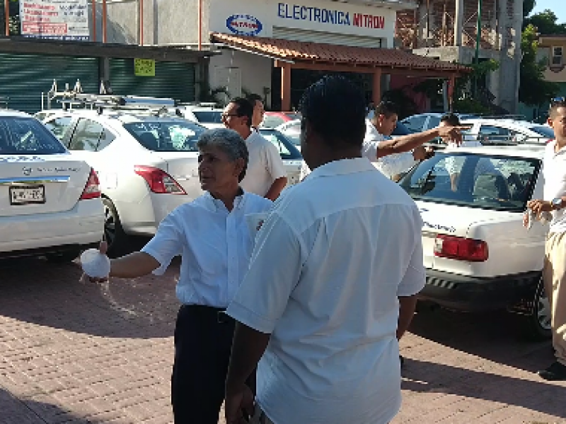 Taxistas paran labores y protestan en SCT