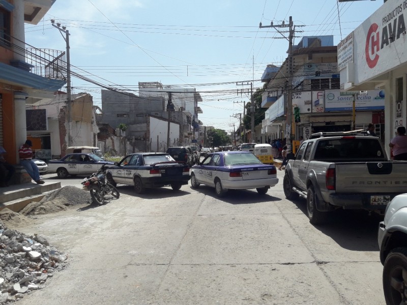 Taxistas protestan en oficinas de Sevitra