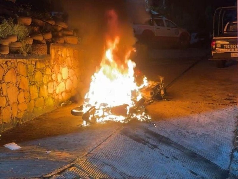 Taxistas queman tres motocicletas de la Policía Estatal en Taxco