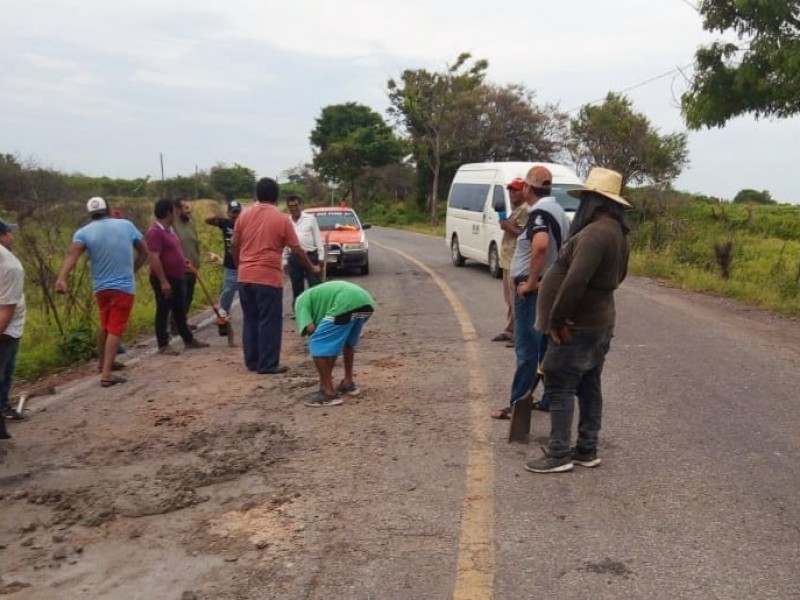 Taxistas realizan bacheo sobre carretera Unión Hidalgo-Juchitán
