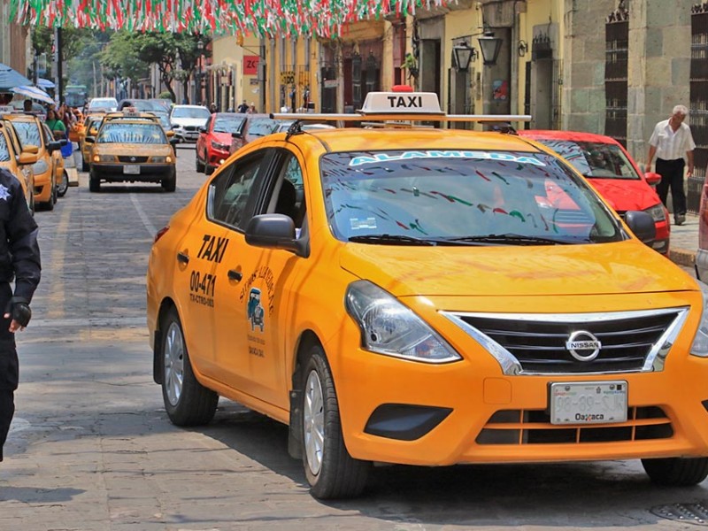 Taxistas rechazan llegada de nuevas plataformas de viaje en Oaxaca.