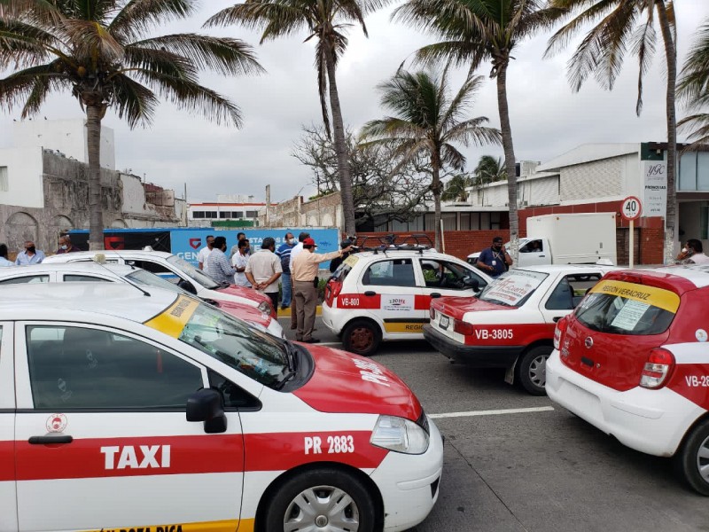 Taxistas se concentran en el bulevar para agradecer al gobernador