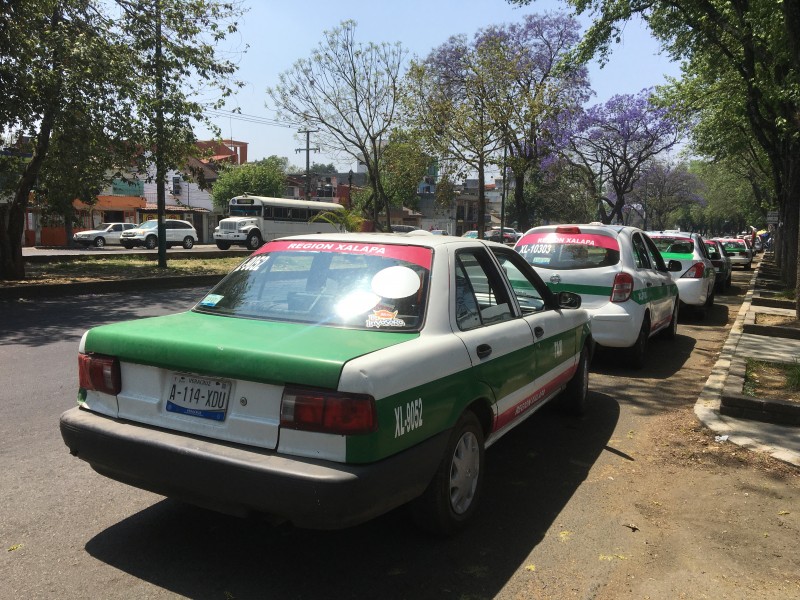 Taxistas se convierten en colectivos; buscan sobrellevar crisis por covid-19